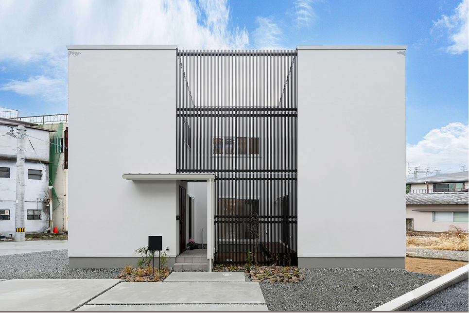 中庭とつながる開放的な家