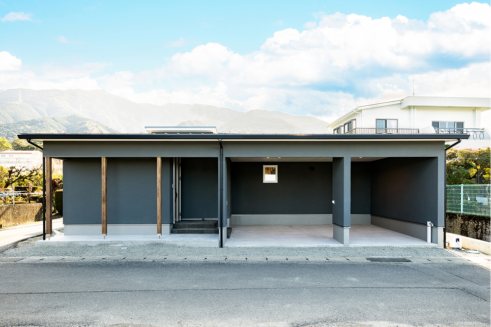 まっすぐ伸びる端正な平屋