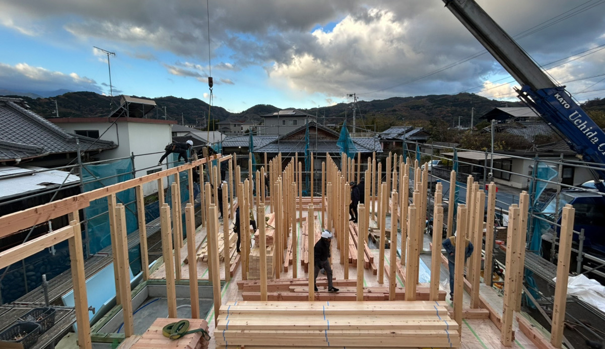 【四国中央市・上棟】T様邸の棟上げが完了！「でっか！」と驚くサイズ感と、立体になったマイホームへの感動｜愛媛・香川・徳島でお家を建てるならクリエイト伸